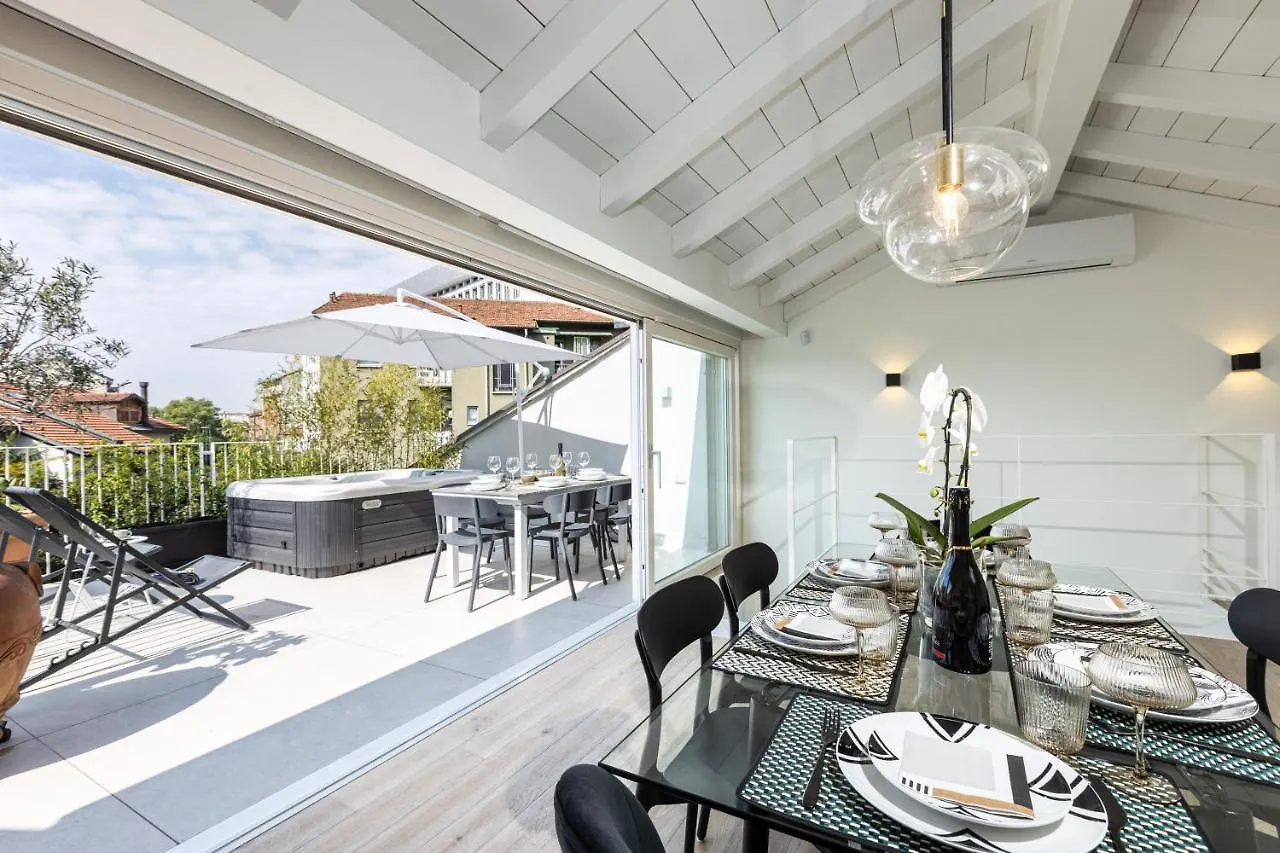 *Villa Olivo*With Private Terrace & Jacuzzi + 3Bedrooms Milano Tatil Evi